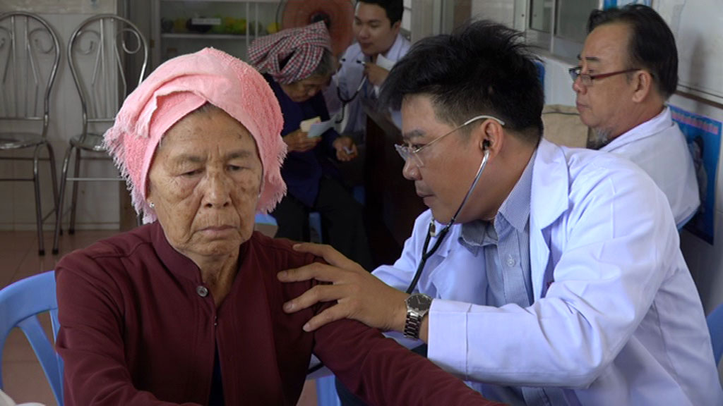 Nguyên Chủ tịch nước Trương Tấn Sang vận động Đoàn bác sĩ TP.HCM khám bệnh người dân biên giới
